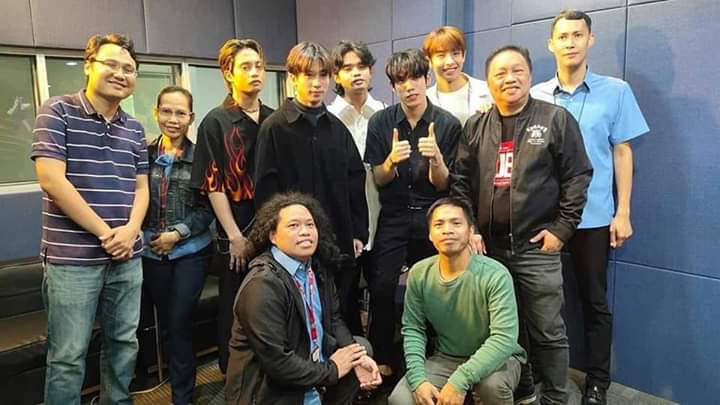 hollydadisthicc's tweet photo. JUSTICE FOR FRANCIS @franciscandiyey πππ putcha ka girl sisiraan mo pa SB19. Rejected to have a pic with production team?!?! Ikaw nga lang ata wala sa pic mukhang gusto mo ng solo pic kung ganun WOW HA WOW LANG ULET. I laugh my ass out biatchπππ
#StreamALABMV
#SB19 https://t.co/ycftkH6ZaF