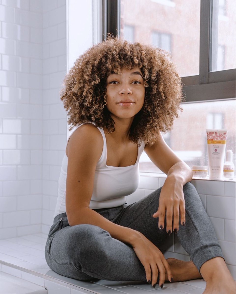 BurtsBees's tweet photo. Have you tried our Renewal Skin Care Line yet? "#Bakuchiol contains antioxidants and, because it's derived directly from plants, you can use it both morning and night without worrying about irritation from the sun." - Amina Marie #TimeForRenewal https://t.co/CJMZdMWFlP