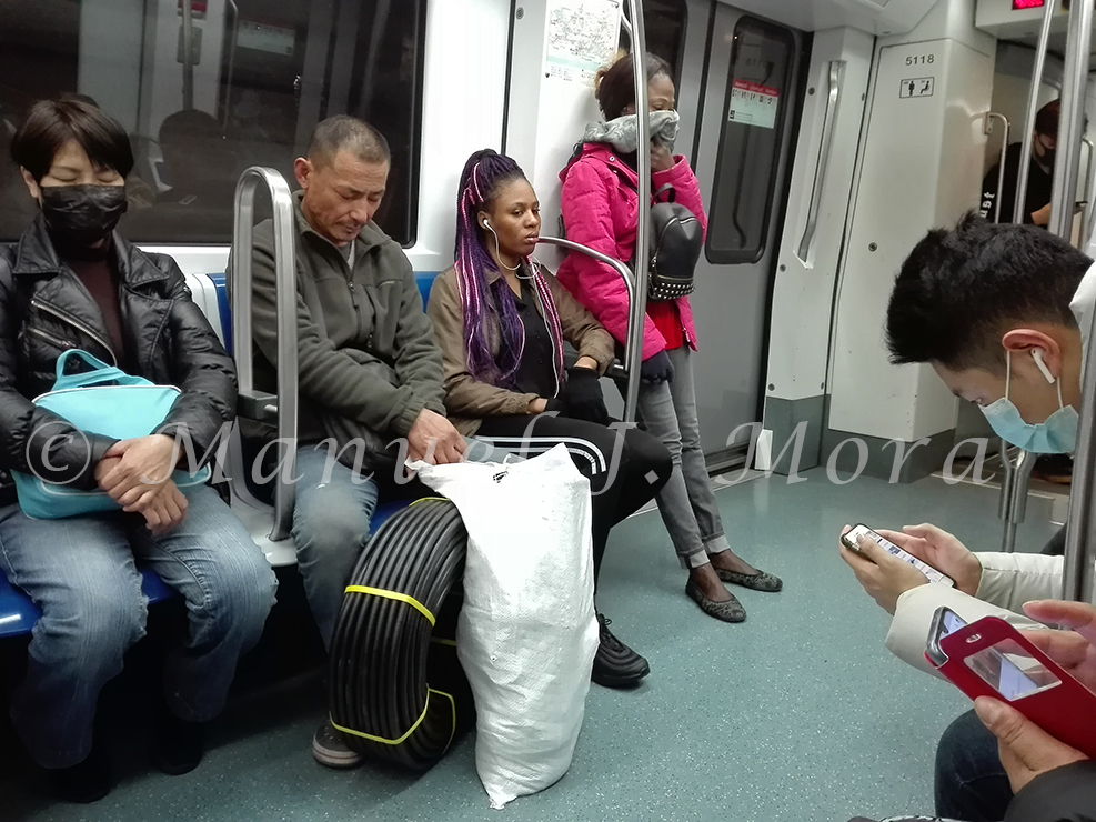 grouchomora's tweet photo. Esta mañana mientras iba sentado en el metro de la linea 5 de Barcelona me llamó la atención el cuadro que tenía a mi alrededor. Por un momento pensaba que estaba en otro lugar envuelto de miedo y donde la mayoría iba con mascarilla o se tapaban media cara. 
#coronavirus #COVID19 https://t.co/35tCkAEfRn