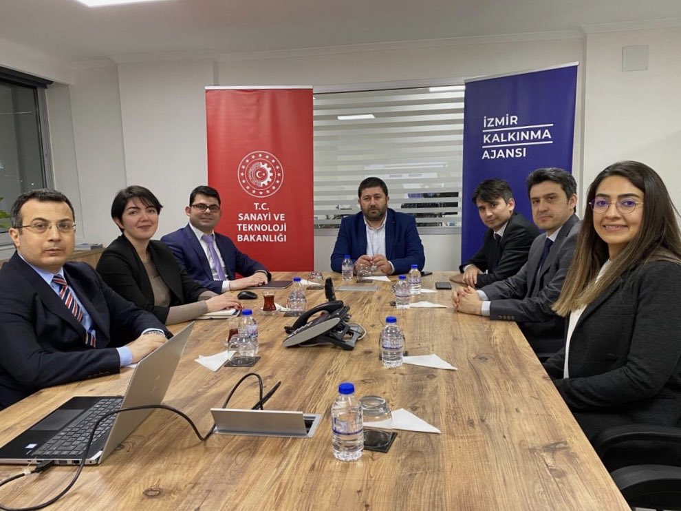 izmirkalkinma's tweet photo. Sanayi ve Teknoloji Bakanlığı Kalkınma Ajansları Genel Müdürü Sayın Barış YENİÇERİ Ajansımızı ziyaret etti. Kendisine yeni dönem çalışma programımız ve organizasyon yapımız hakkında sunum yaptık, kıymetli görüşlerini ve desteklerini aldık. @TCSanayi @KalkinmaAjansGM @byeniceri95 https://t.co/YqMz7luOmI