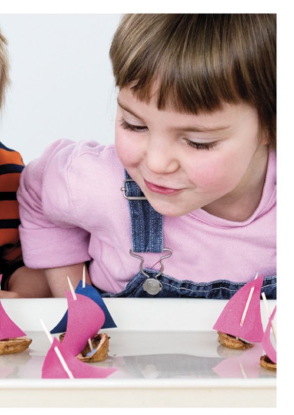 من الأنشطة الدقيقة في مرحلة رياض الأطفال.. ⛵️ قوارب الماء⛵️ الأدوات: (قشور الجوز ، بطاقات على شكل مثلث، أعواد أسنان، صينية مغمورة بالماء).
أشرح للطفل طريقة تثبيت الأعواد ثم أطلب منه أن يصنعها.
#تكلفة_صفرية