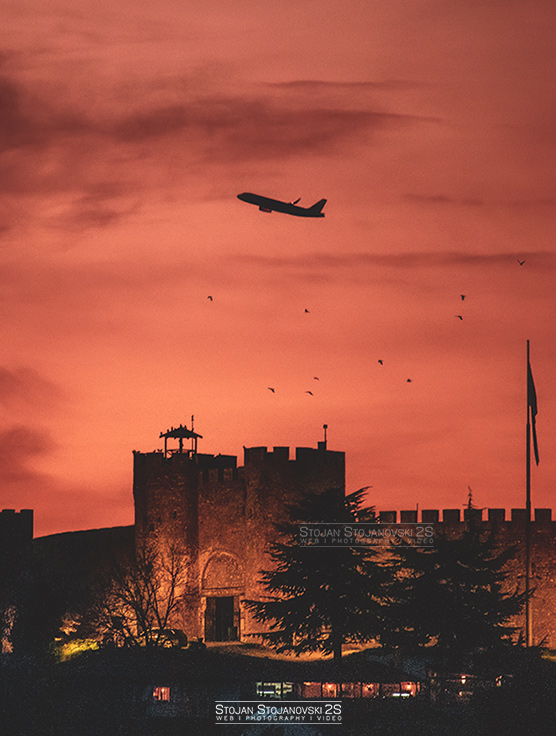 Stojan2s's tweet image. Фотка од денес на залез со основен колор само или во Охрид позната како фотошоп фотка, муабет кој го ваѓет за фотографиве претежно тие така наречени дигитални артисти шо комбинриет 400 фотки на фотошоп и ги пукет по инстаграм па буџат Срценца за фејк реаноста. #stojanstojanovski