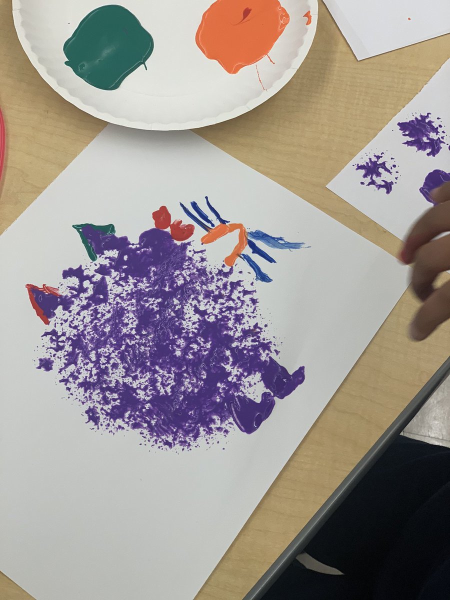 MsFlournoyAPS's tweet photo. First grade scholars get in touch with their inner Artist through fruit and veggie paintings! Thank you @HAESPartners !! @APSHAES @vseville44 @DrArnoldAP_HAES #artsintegration #HAES https://t.co/iLmjg0M6Fl