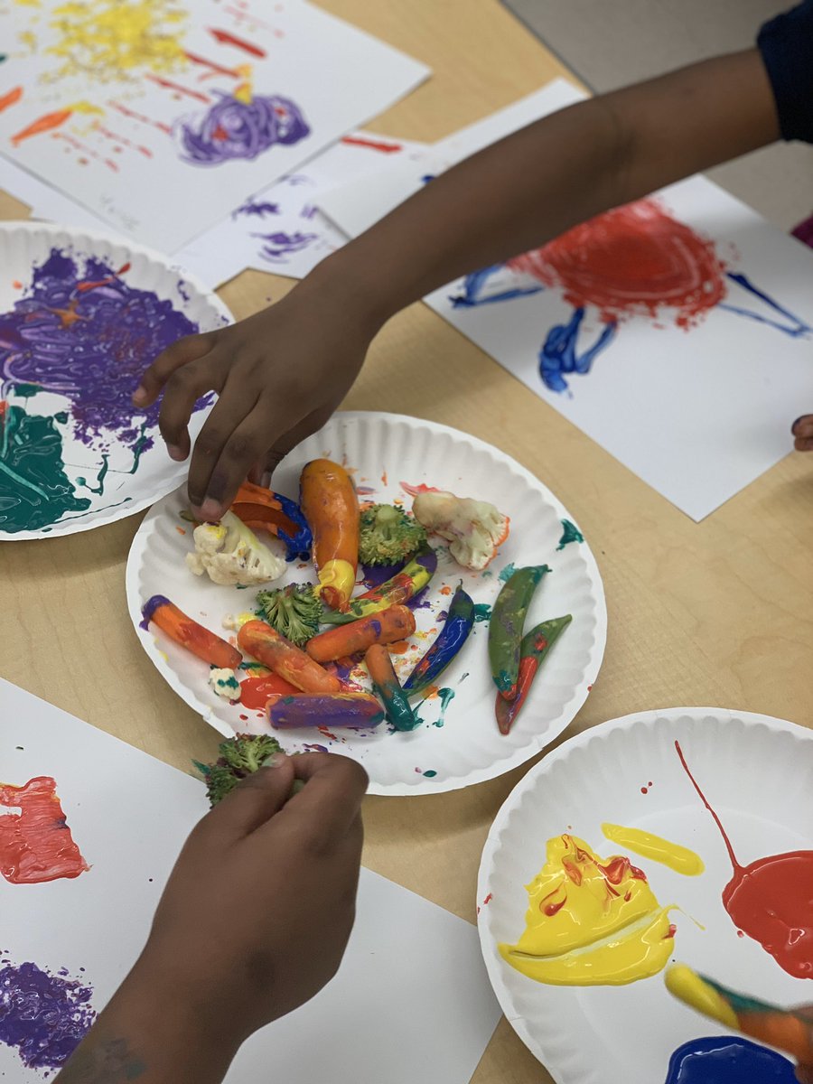 MsFlournoyAPS's tweet photo. First grade scholars get in touch with their inner Artist through fruit and veggie paintings! Thank you @HAESPartners !! @APSHAES @vseville44 @DrArnoldAP_HAES #artsintegration #HAES https://t.co/iLmjg0M6Fl