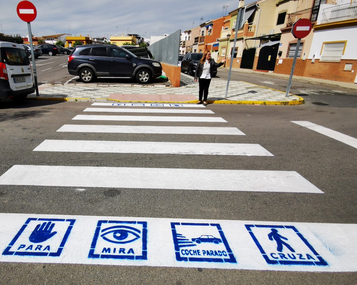 AytoBormujos's tweet photo. #BormujosparaVivir #SeguridadVial Comienza el pintado de pictogramas @avial_te para facilitar movilidad de personas con TEA o #diversidad funcional. 
✅Alcalde @pacomolinaharo y responsable Área Hábitat Urbano @MCarmenGarfia comprueban in situ la mejora.
ℹ️https://t.co/7pXSFvoYr1 https://t.co/Q98RAqp5zN