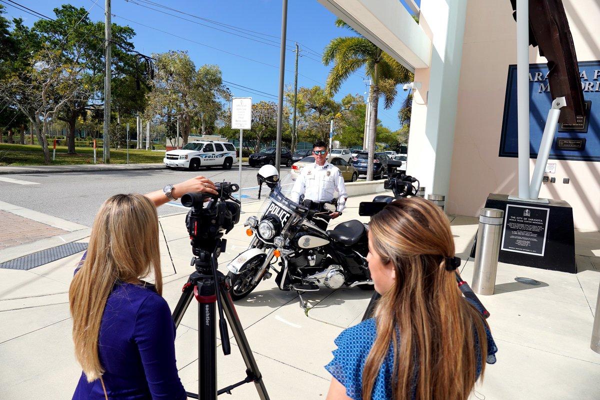 SarasotaPD's tweet photo. We appreciate @SNNTV and @mysuncoast speaking with Officer Frank of our Traffic Unit about our Officers taking part in Operation #DryStreets this weekend. Remember to always #DriveSober. Catch their stories beginning at 5pm. #Sarasota #Police https://t.co/FQ4VYTG48u