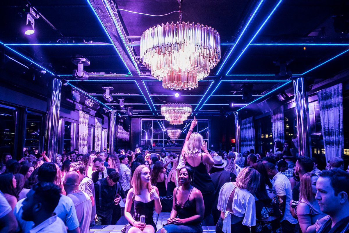 Rid those hump day blues with us tonight on the rooftop 💙