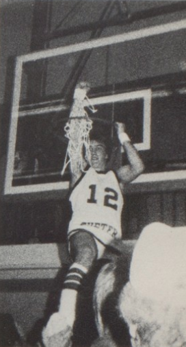 SuitUpVarsity's tweet photo. All fans still admitted to a virtual visit to the 1980 state tourney! Exeter and Grant are the top seeds in Class C. Eagle Jim Horne cut down the district nets. Exeter sports even numbers on whites, odds on darks! And those untucked home unis are 1980 chic! #PartyLikeIts1980 https://t.co/Do0La03IUB