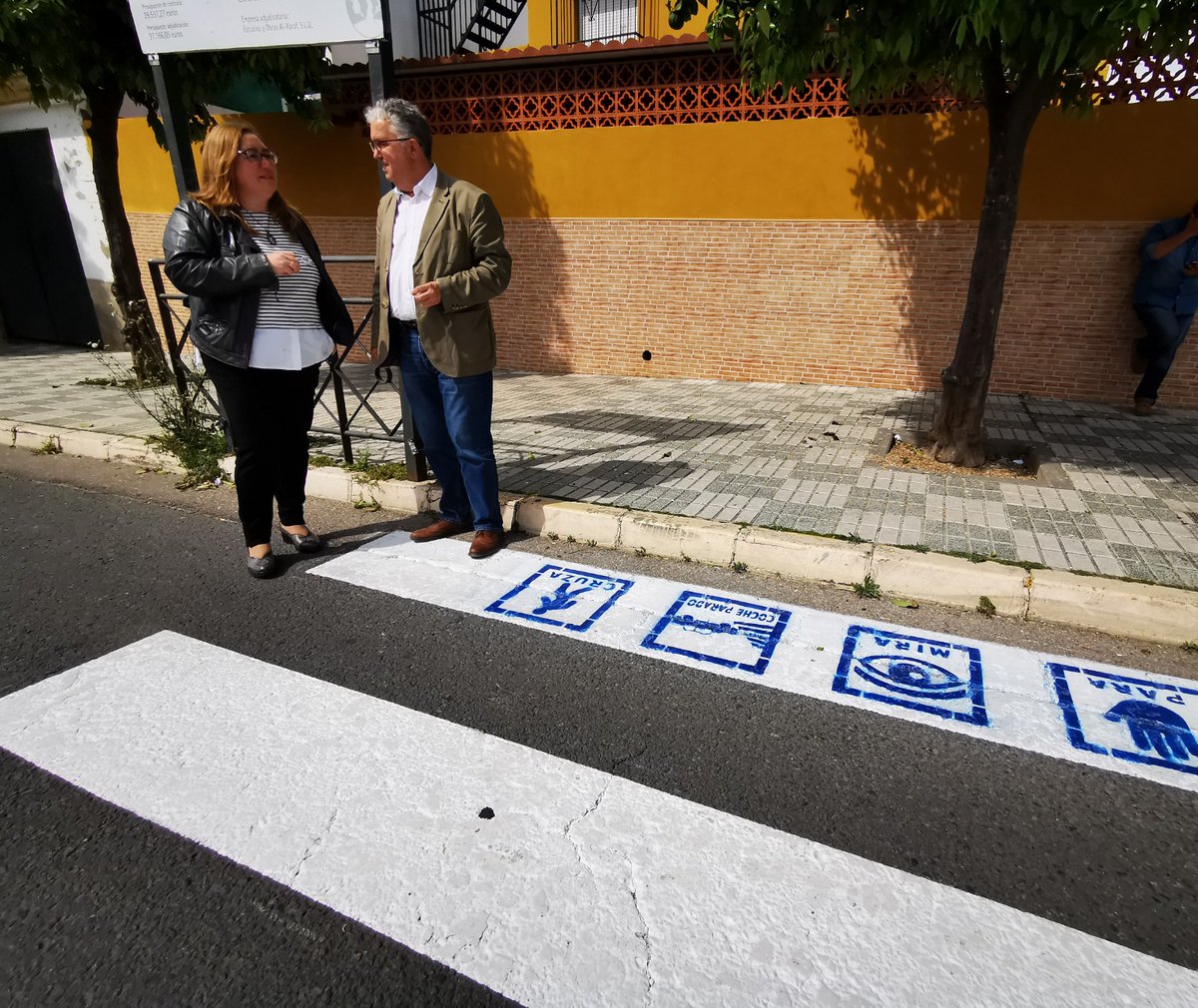 AytoBormujos's tweet photo. #BormujosparaVivir #SeguridadVial Comienza el pintado de pictogramas @avial_te para facilitar movilidad de personas con TEA o #diversidad funcional. 
✅Alcalde @pacomolinaharo y responsable Área Hábitat Urbano @MCarmenGarfia comprueban in situ la mejora.
ℹ️https://t.co/7pXSFvoYr1 https://t.co/Q98RAqp5zN