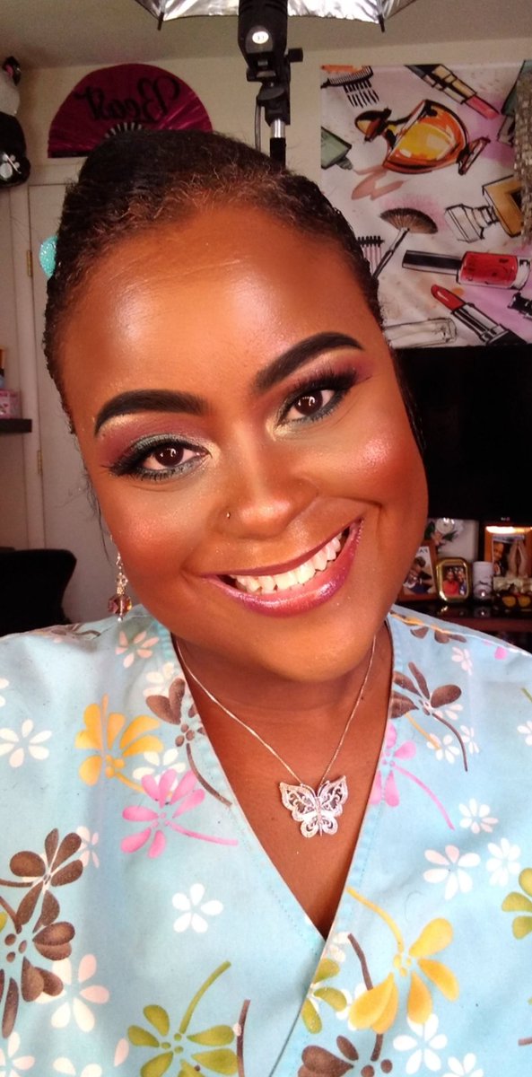 BBeauty1974's tweet photo. Hello my Beautiful Friends 🙋🏽♀️👋🏾🤩 Today's look created using the @boxycharm Hello Charmers eyeshadow palette! #makeup #boxybabe #boxycharm #boxycharmer #makeuplook #makeupaddict https://t.co/FH6uP6UKkO