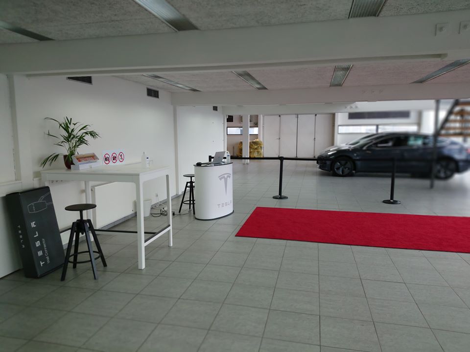 enn_nafnlaus's tweet image. After years of waiting, I picked up Syndargæðingurinn today. The local Tesla group collected money to buy them all candy and baked goods, and we donated the extra to a children&apos;s hospital. The staff was awesome, and the car was all ready for delivery. #TeslaDeliveryIssues