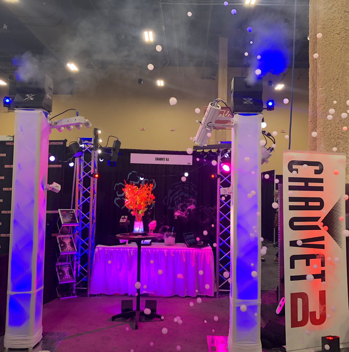 ChauvetDJ's tweet image. Stop by #CHAUVETDJ booth 2317 at The Special Events Show in #LasVegas! Featured gear: Freedom Centerpiece &amp;amp; award winning Freedom H1, gobo projectors &amp;amp; pinspots, uplighting, or fixtures available in all white housing to blend into event decor! #Catersource2020 #LightWhatYouDo