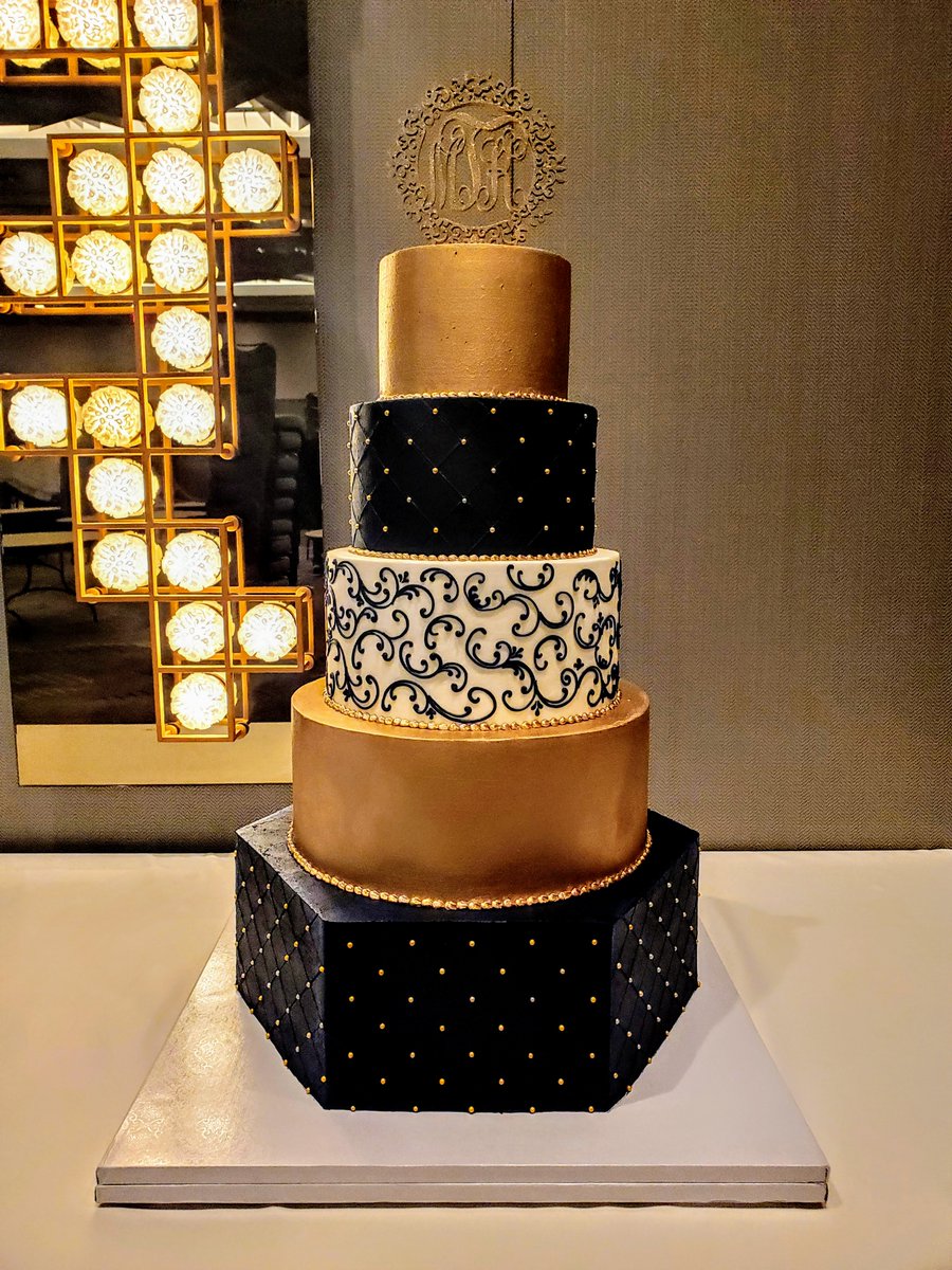 sugarshakeratx's tweet photo. This wedding cake is Stunning, sorry we had to brag a little.  

This cake was made for two grooms. We love the manly elegance that this cake has.  We support all 🏳️‍🌈weddings. Topper provided by @TheRusticRabbet

#eatcake512 #cedarparkbakery #austingweddingcakes #austinwed ... https://t.co/vMQdS1sFnJ