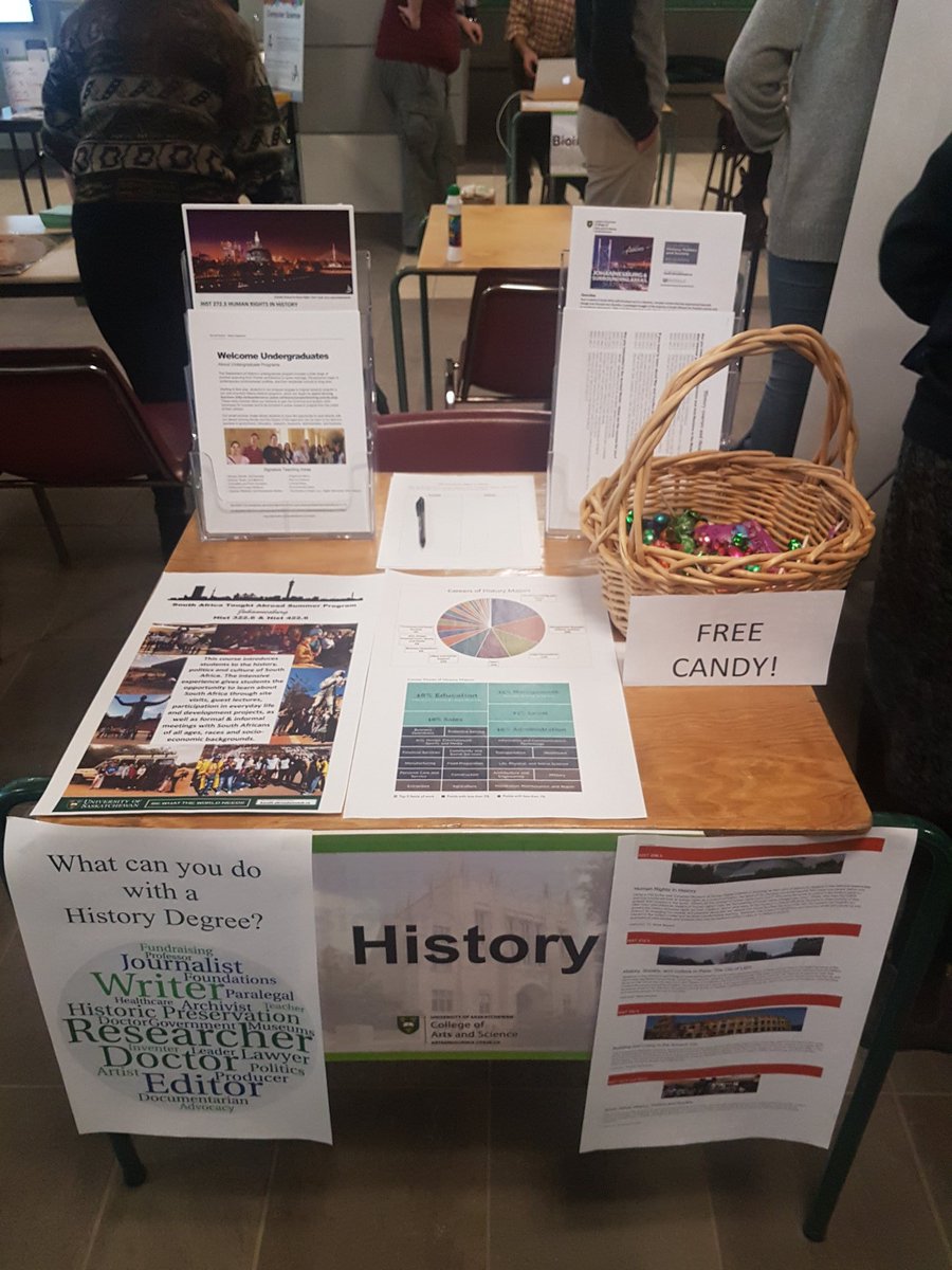 usaskhist's tweet photo. Come by the #MajorPossibilities event in Upper Place Riel this afternoon and visit the History table!
Get a stamp and you could win some great @usaskArtSci prizes, including free tuition for a course!
(also: free candy!) https://t.co/m6dSty434X