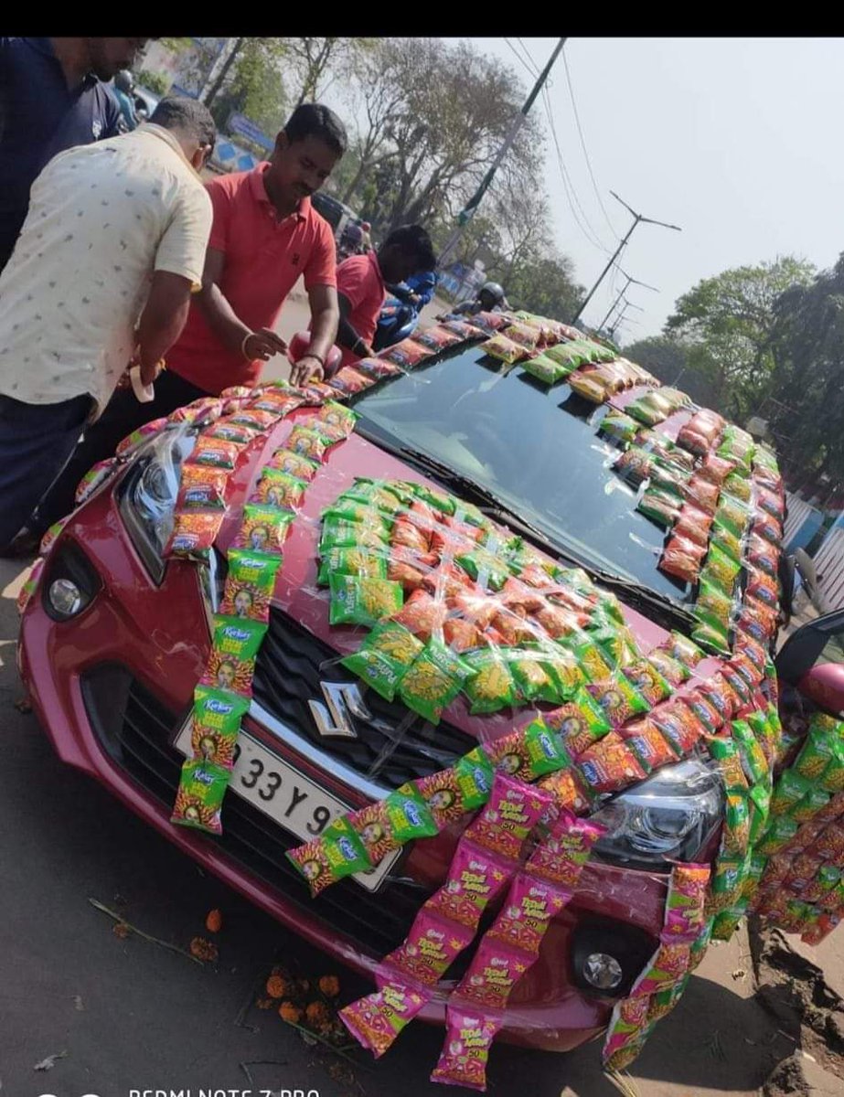 soubhagyajourno's tweet image. ବରଯାତ୍ରୀଙ୍କ ପାଇଁ ଚାଖଣା ବ୍ୟବସ୍ତା ହୋଇଛି I  କେବଳ #KurKure ନୁହେଁ ! ଆଖି ମାଡ଼ିକି ଦେଖିଲେ #tedhemedhe ବି ମିଳିଯିବ! 
@heitibhaina 
@akala_kushmanda 
@nidhi_budha 
#Odisha