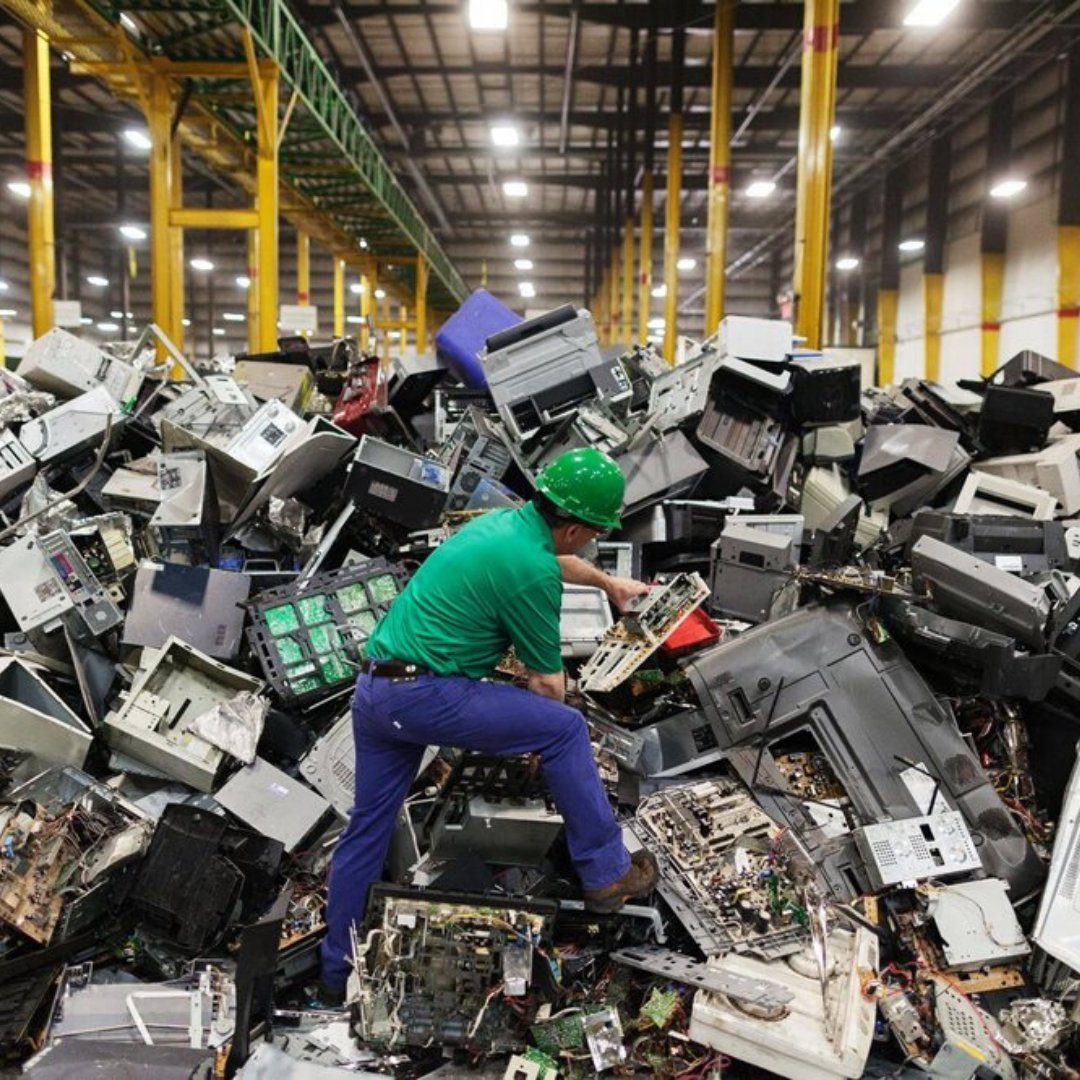 iGlobal_ITAM's tweet photo. This is what your e-waste looks like after it's been binned. Not pretty.

Electronic waste (e-waste) is the largest growing waste stream. It is hazardous and expensive to treat in an environmentally sound manner, and there is a lack of legislation or enforcement surrounding it. https://t.co/rXewaqKHyz