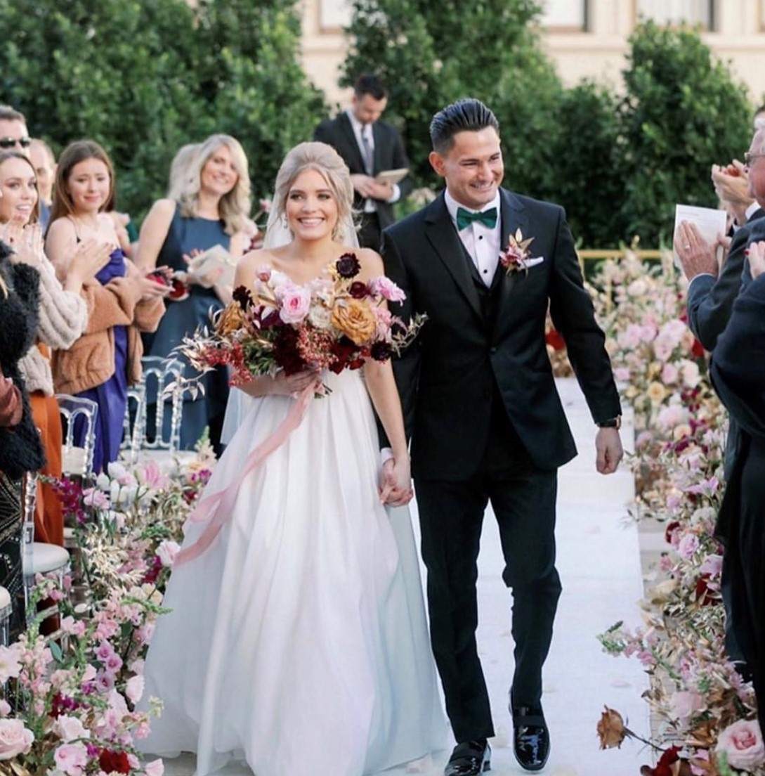 Surround your elegant wedding with love, smiles and bundles of flowers. 📸: @completeeventsd 💐: @tularosaflowers