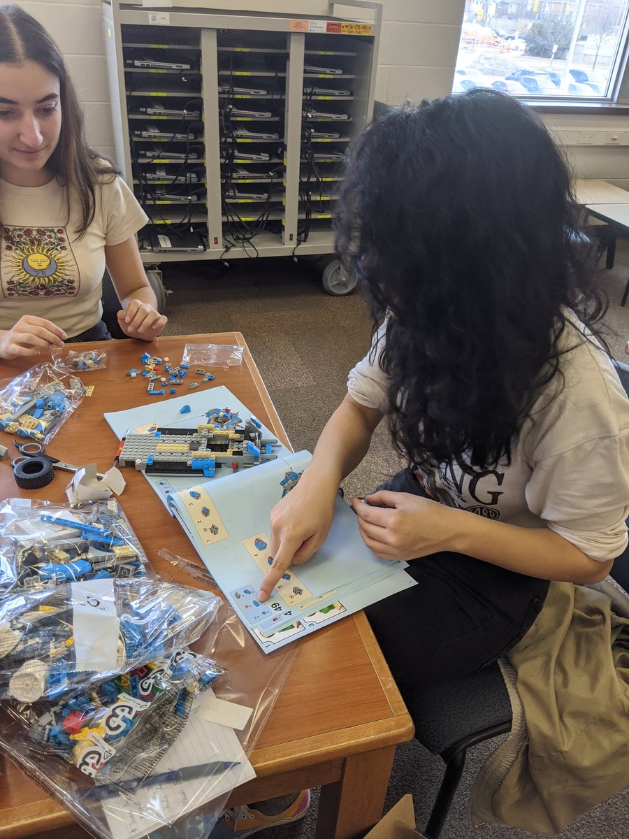 LibraryWCI's tweet image. Period 5 in the library. Students are enjoying themselves while keeping their minds active. #DidYouKnow that we have Lego and board games for student use? #bewolves @WCI_YRDSB @LEGO_Group