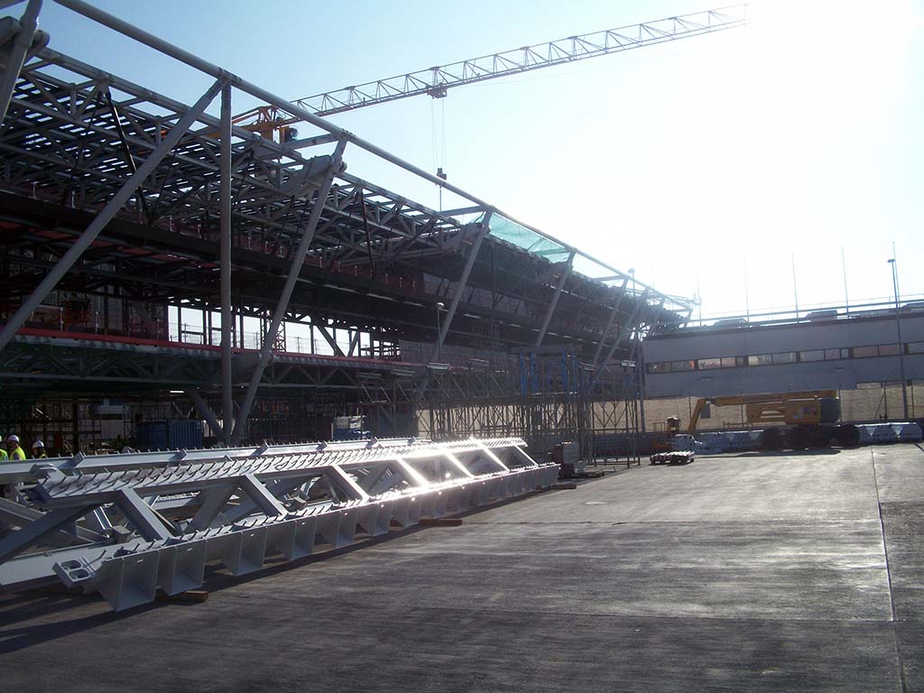 Estructura sobre cubierta en el aeropuerto de Ginebra, en la cual se emplearon 220 toneladas. <a href="/metaldeza/">Metaldeza</a> , la mejor solución en acero. #steel #industrialdesign #industry #industrialmetal