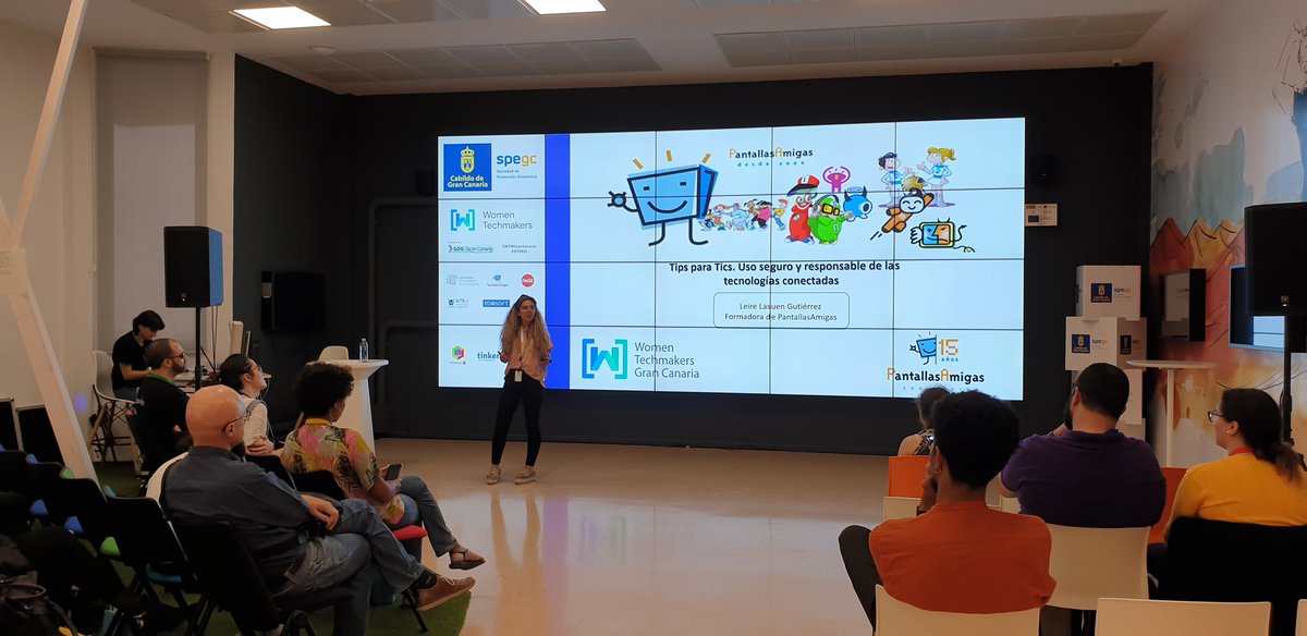 Leire Lasuen, de <a href="/PantallasAmigas/">PantallasAmigas</a>, comienza su charla "Tips para Tics. Uso seguro y responsable de las tecnologías conectadas". Muuuuuy interesante!! 😊 #wtmgrancanaria #wtm20