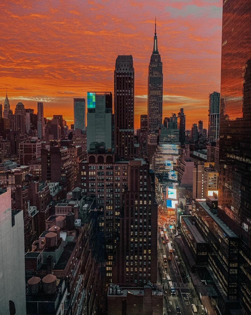 When your room view is 🔥
IG 📸 @dita.st

#newyorkerhotel #explorenyc #hotelview #nycskyline #empirestatebuilding #cityview #historichotell