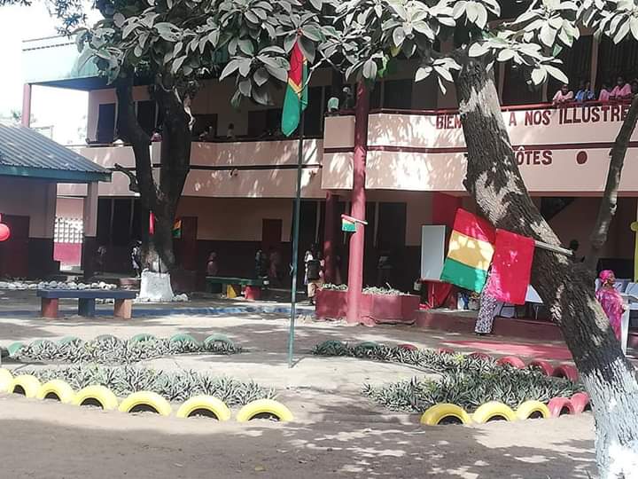 mairiedekaloum's tweet image. Mme le Maire a solennellement remis l'école primaire de Tombo 1 ven 06 mars 2020. 
Désormais ls élèves de cette école pourront bénéficier de soins dans une infirmerie, de latrines, de centaines de livres et d'une dizaine d'ordinateurs. 
Merci à tous nos partenaires. #Kibaro