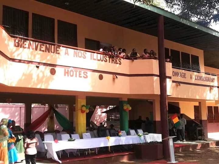 mairiedekaloum's tweet image. Mme le Maire a solennellement remis l'école primaire de Tombo 1 ven 06 mars 2020. 
Désormais ls élèves de cette école pourront bénéficier de soins dans une infirmerie, de latrines, de centaines de livres et d'une dizaine d'ordinateurs. 
Merci à tous nos partenaires. #Kibaro