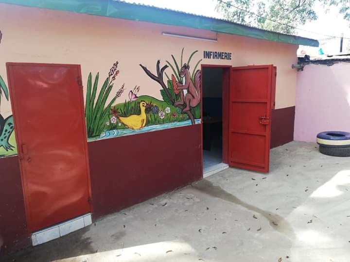 mairiedekaloum's tweet image. Mme le Maire a solennellement remis l'école primaire de Tombo 1 ven 06 mars 2020. 
Désormais ls élèves de cette école pourront bénéficier de soins dans une infirmerie, de latrines, de centaines de livres et d'une dizaine d'ordinateurs. 
Merci à tous nos partenaires. #Kibaro