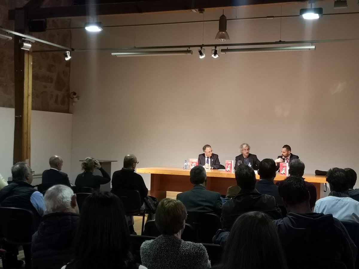 ApaAvila's tweet photo. Arranca la charla del periodista @Pontoso sobre su libro 'Con la Biblia y la Parabellum' en el que trata la relación de ETA y la Iglesia #Ávila https://t.co/iFV5V5tZk0 https://t.co/MXHV1PUin3