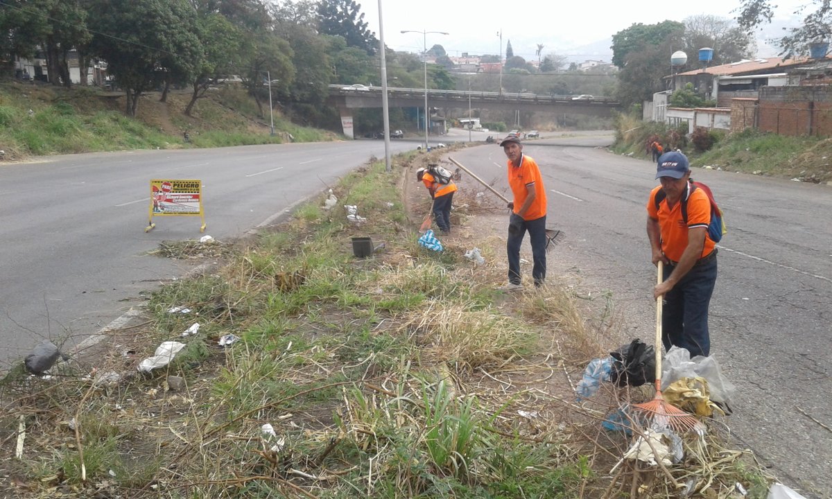 GobCardenas's tweet photo. Trabajos de limpieza y recolección de desechos sólidos, realiza nuestro personal obrero, en la isla central de la Autopista San Cristóbal-La Fría, dando una mejor visibilidad a esta importante vialidad del Táchira.
#EnDefensaDeLaPaz
@richardg2018 
@NicolasMaduro https://t.co/V56jM7jLSP