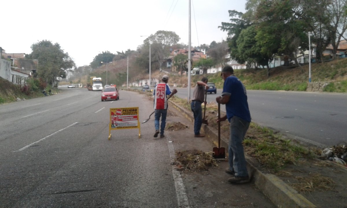 GobCardenas's tweet photo. Trabajos de limpieza y recolección de desechos sólidos, realiza nuestro personal obrero, en la isla central de la Autopista San Cristóbal-La Fría, dando una mejor visibilidad a esta importante vialidad del Táchira.
#EnDefensaDeLaPaz
@richardg2018 
@NicolasMaduro https://t.co/V56jM7jLSP