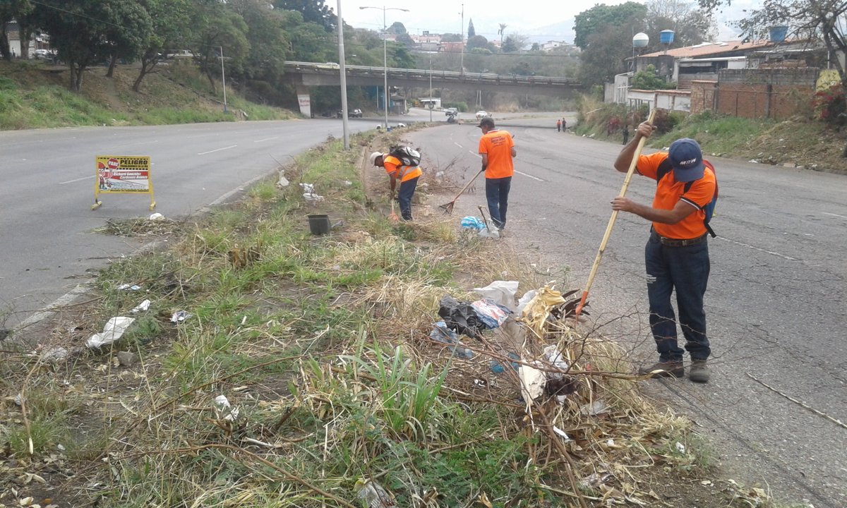 GobCardenas's tweet photo. Trabajos de limpieza y recolección de desechos sólidos, realiza nuestro personal obrero, en la isla central de la Autopista San Cristóbal-La Fría, dando una mejor visibilidad a esta importante vialidad del Táchira.
#EnDefensaDeLaPaz
@richardg2018 
@NicolasMaduro https://t.co/V56jM7jLSP