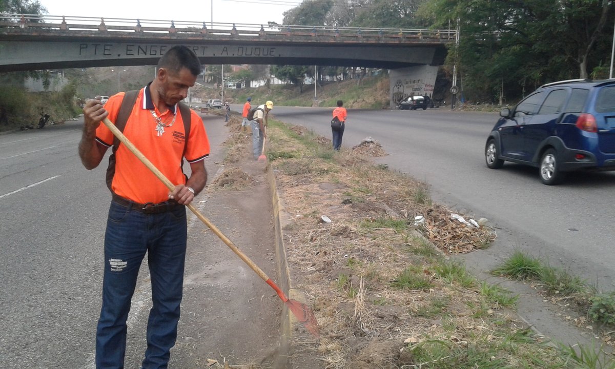 GobCardenas's tweet photo. Trabajos de limpieza y recolección de desechos sólidos, realiza nuestro personal obrero, en la isla central de la Autopista San Cristóbal-La Fría, dando una mejor visibilidad a esta importante vialidad del Táchira.
#EnDefensaDeLaPaz
@richardg2018 
@NicolasMaduro https://t.co/V56jM7jLSP