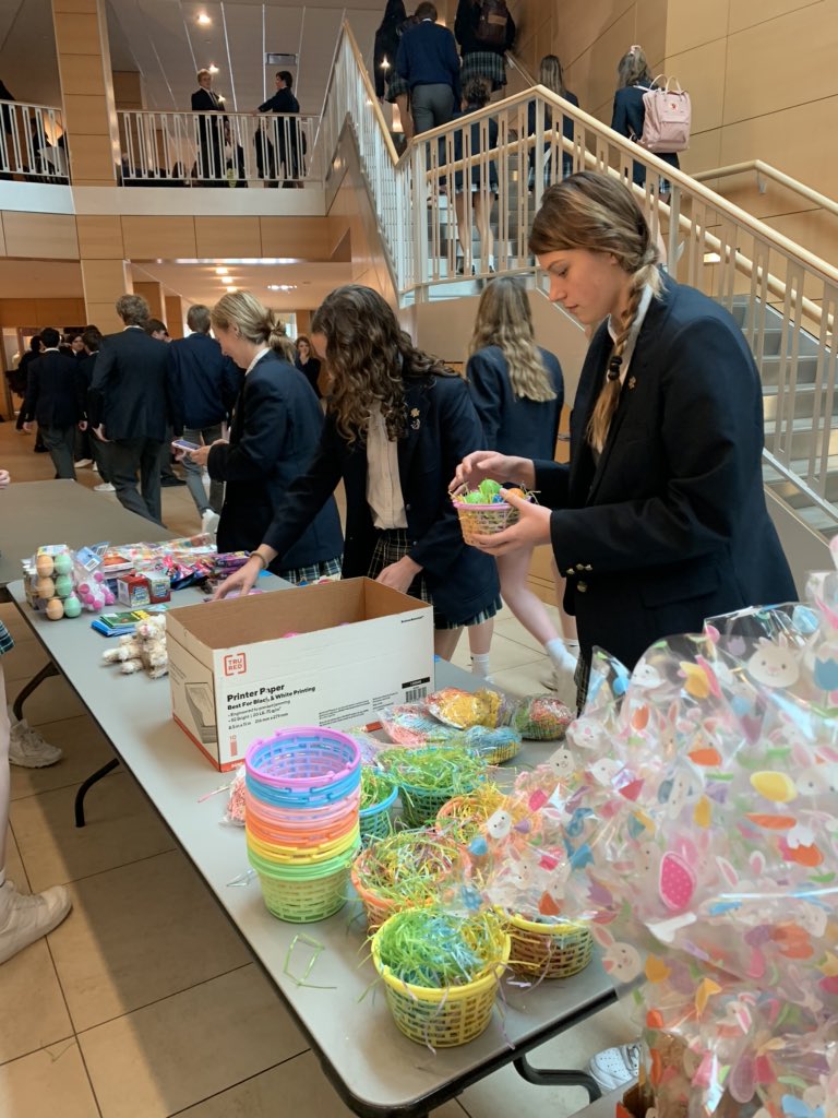 ESDCommService's tweet photo. Students made Easter baskets for  @cpdtx annual drive. #servicetoothers #ESD https://t.co/WQY8Ft7Psj