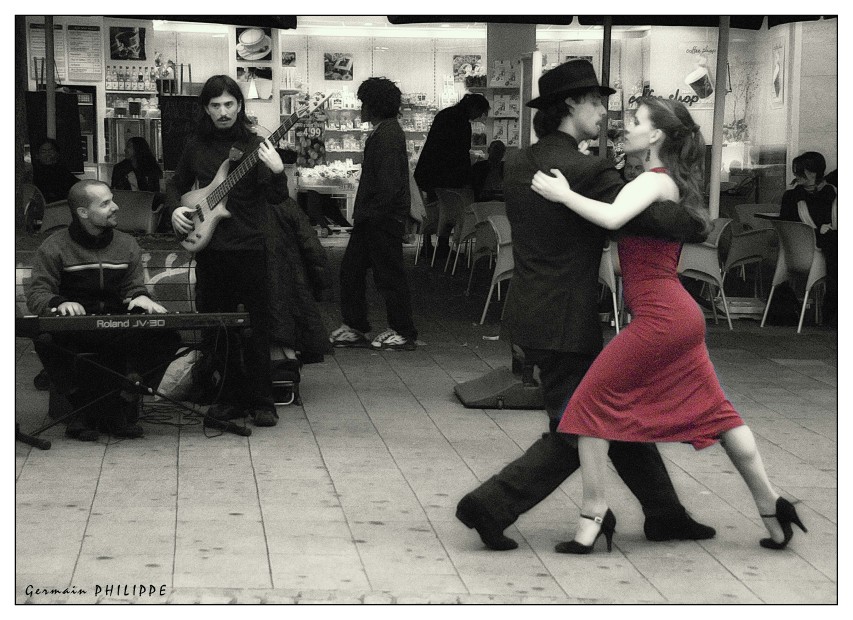 AleyaAv's tweet photo. Le saviez-vous ? 

Le Tango est la première danse en Europe où l’on pouvait improviser. Les danses européennes étaient avant tout basées sur des séquences et tous les danseurs devaient danser à l’unisson, mais lorsque le Tango explose en Europe vers 1912, la liberté s’impose ! https://t.co/7q0vZnu795