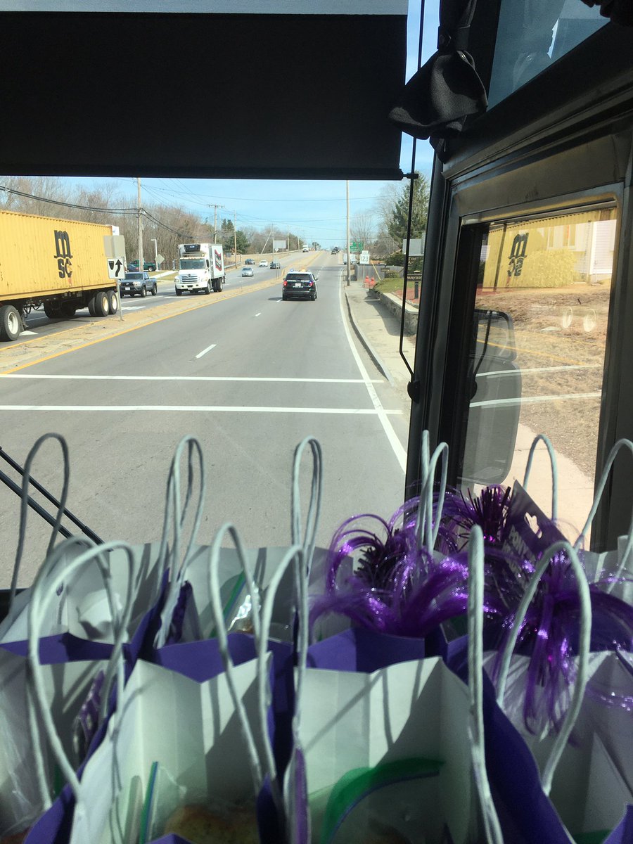 And we are off to the NCAA tournament! Thanks to <a href="/GoStonehill/">Stonehill Athletics</a> and <a href="/StonehillPolice/">Stonehill College Police Department</a> for the phenomenal send off. 🙌