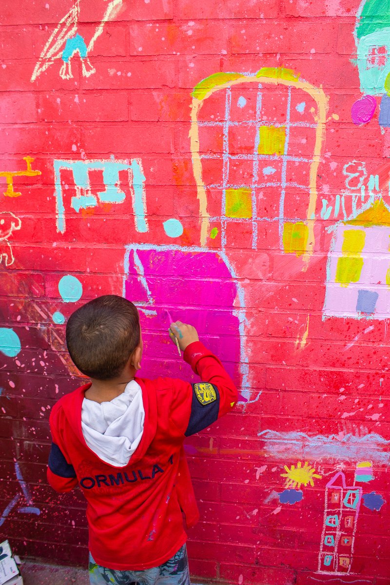 ArtolutionOrg's tweet photo. “Planting Seeds in the Community” aka “En Nuestro Barrio Sembramos”, a new mural in the Aguablanca district in Colombia. #jointheartolution #calicolombia https://t.co/nMD9158mxh