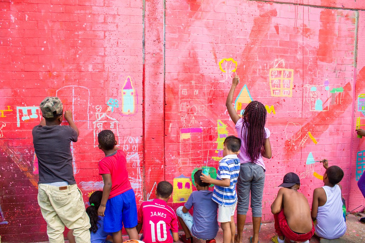 ArtolutionOrg's tweet photo. “Planting Seeds in the Community” aka “En Nuestro Barrio Sembramos”, a new mural in the Aguablanca district in Colombia. #jointheartolution #calicolombia https://t.co/nMD9158mxh