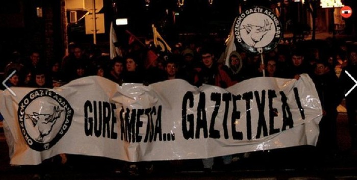 OrozkoGA's tweet photo. Bi urteren ostean Udalak gaztetxea zigilatu eta husteko agindua eman zuen eta berriro ere kaleak hartu genituen https://t.co/l3g6KnxpjE