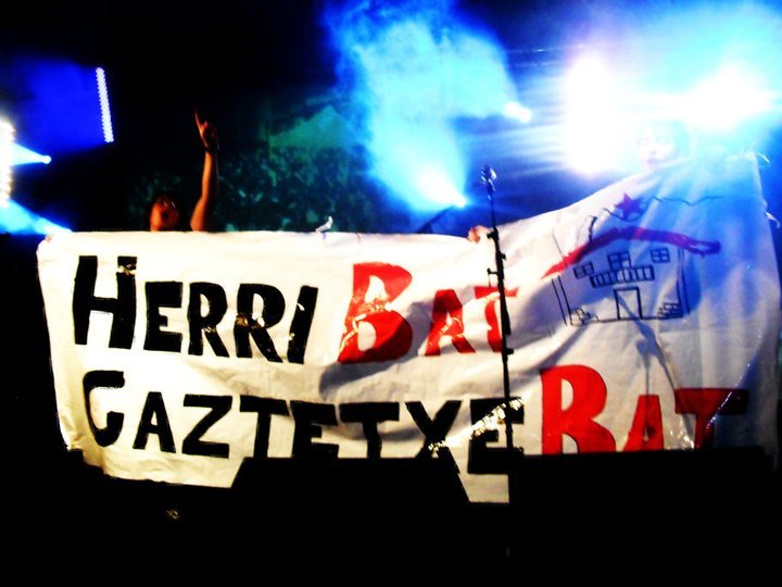 OrozkoGA's tweet photo. Bi urteren ostean Udalak gaztetxea zigilatu eta husteko agindua eman zuen eta berriro ere kaleak hartu genituen https://t.co/l3g6KnxpjE