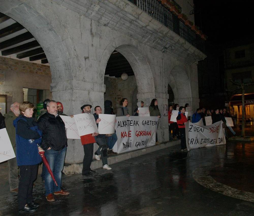 OrozkoGA's tweet photo. Bi urteren ostean Udalak gaztetxea zigilatu eta husteko agindua eman zuen eta berriro ere kaleak hartu genituen https://t.co/l3g6KnxpjE
