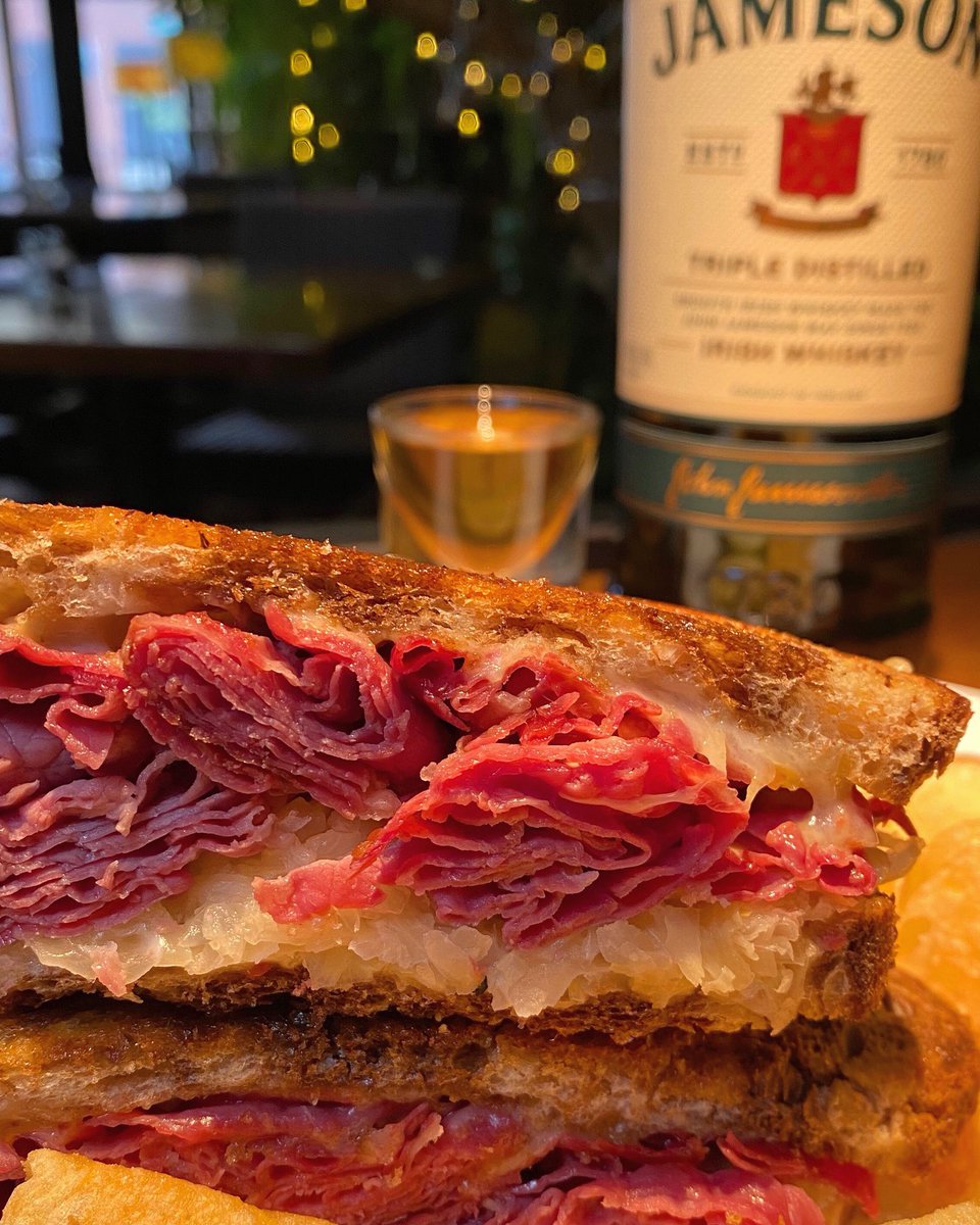 With or without sauerkraut?

Corn beef on rye on special 😋

#Chicago