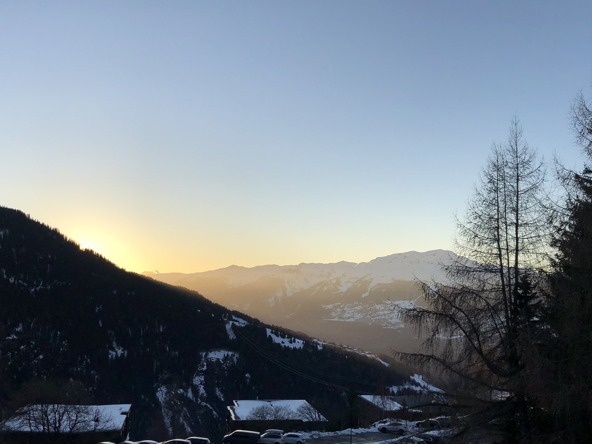 SJackaman's tweet photo. Stunning day & sunset in French Alps - happy to stay away for the time being @lesarc #lesarc #skihols https://t.co/saZWuwqumG