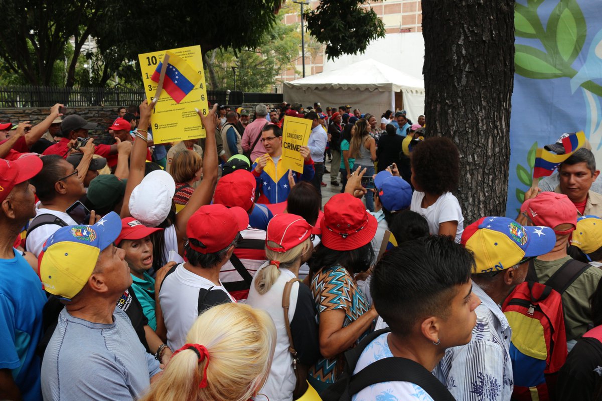 salainass's tweet photo. #ResumenInass
El pueblo venezolano salió a las calles en defensa de la paz y de la soberanía nacional apoyando a la @ANC_ve tras los ataques del imperio norteamericano.
#EnDefensaDeLaPaz
@NicolasMaduro @gladysrequena @VzlaAmormayor @PartidoPSUV @taniapsuv @jaarreaza @dcabellor https://t.co/inULSHXHIY