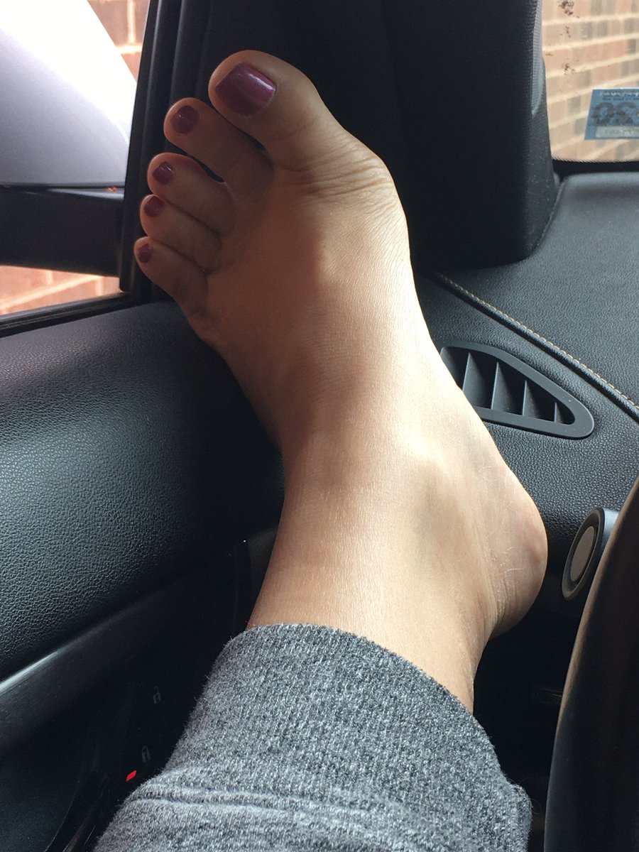 AsianLilFeet1's tweet photo. Drive-thru waitin!      #footpicture #needlotion #littlepiggies #lilasianfoot #needfootmassage #footfettish https://t.co/rR5e8G1Wzk
