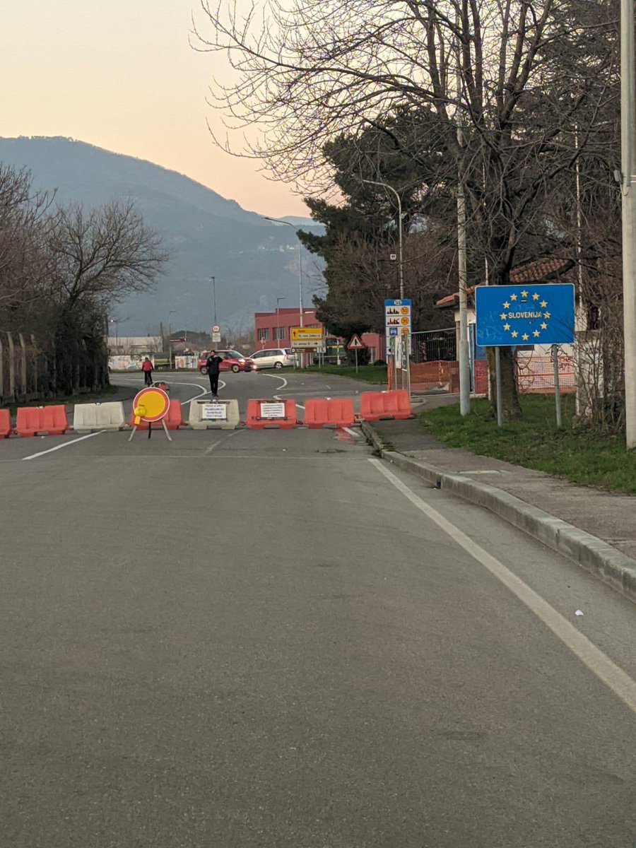 FrancescoLollo1's tweet photo. Gli Sloveni chiudono strade e confini con l'Italia. I metodi che alcune nazioni stanno adottando nei nostri confronti peseranno come queste pietre sul futuro dell'ipocrita e inutile Unione Europea. Sapremo rialzarci! https://t.co/DTOOJARf2M