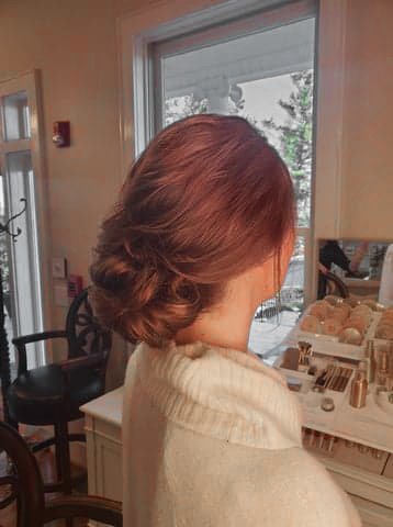 Imagine having everything necessary in one location to create the perfect wedding day! The day starts in the Salon where our experienced and talented stylists work with you to capture your ideal hairstyle, whether it be a classic updo or something more avant-garde..