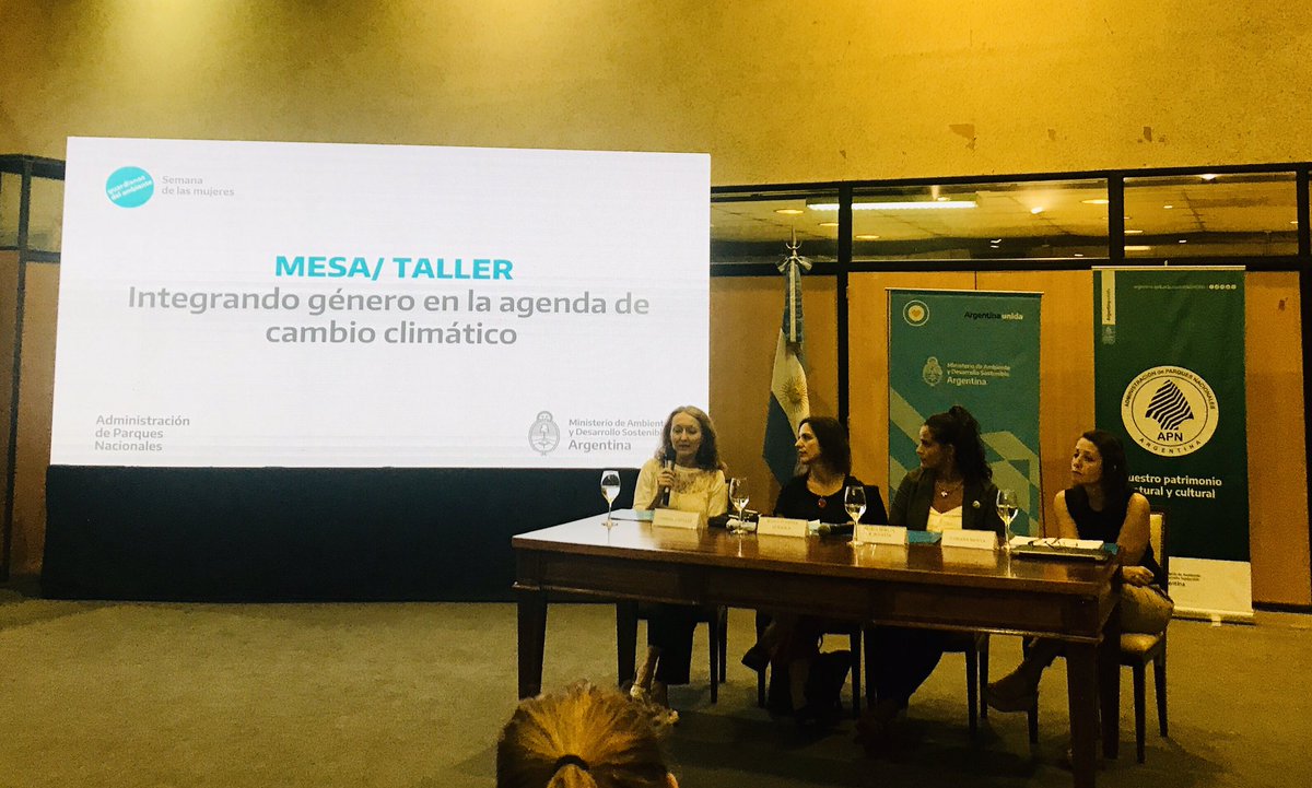 Ahora mesa/taller: Integrando género en la agenda de cambio climático.  <a href="/FabianaMenna/">Fabiana Menna</a>: “las mujeres como agentes de cambio por su capacidad diferencial de armar redesy por sus saberes ancestrales. <a href="/farnargentina/">FARN</a> <a href="/Enrique_MK/">Enrique MK</a>