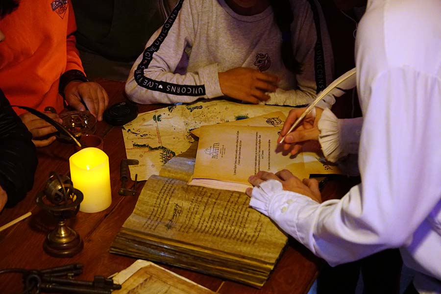 ClavePigafetta's tweet photo. #LaClavePigafetta agradece el cariño con el que nos han tratado y recibido hoy en el centro @ceipmartinmateo. Hemos disfrutado con los niños jugando y aprendiendo con nuestro #escapegame #Magallanes #Elcano https://t.co/g83dHZ3YJr