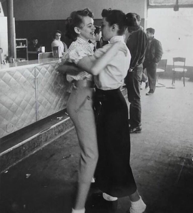 paulsighmon's tweet photo. I'm making a thread of vintage sapphics because these pics make me really happy. Hope you enjoy https://t.co/QJxDs4p0uj